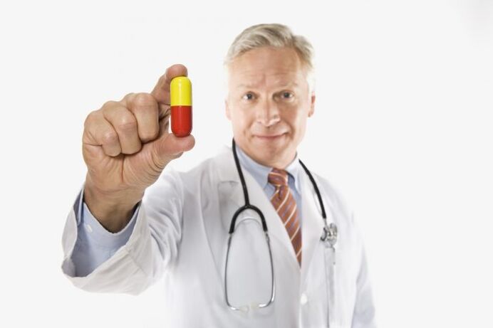 médico oferece remédio para prostatite
